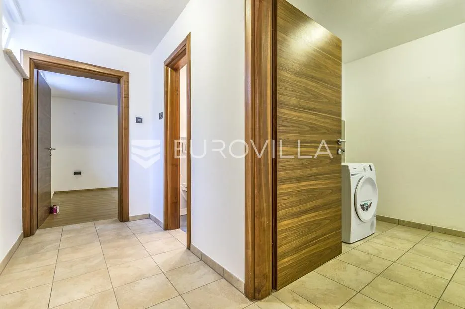 zagreb, šestine, prekrasna kuća s velikim vrtom i bazenom 300 m2 - slika 18