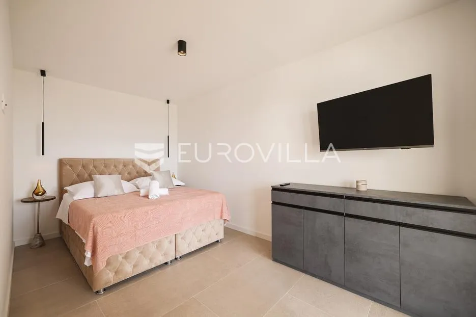 zadar, maslenica, luksuzna vila s bazenom i neometanim pogledom na more 254 m² - slika 94