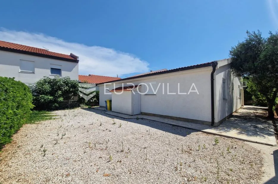 vir, kuća s dva apartmana, 6 spavaćih soba i velikim privatnim dvorištem - slika 36