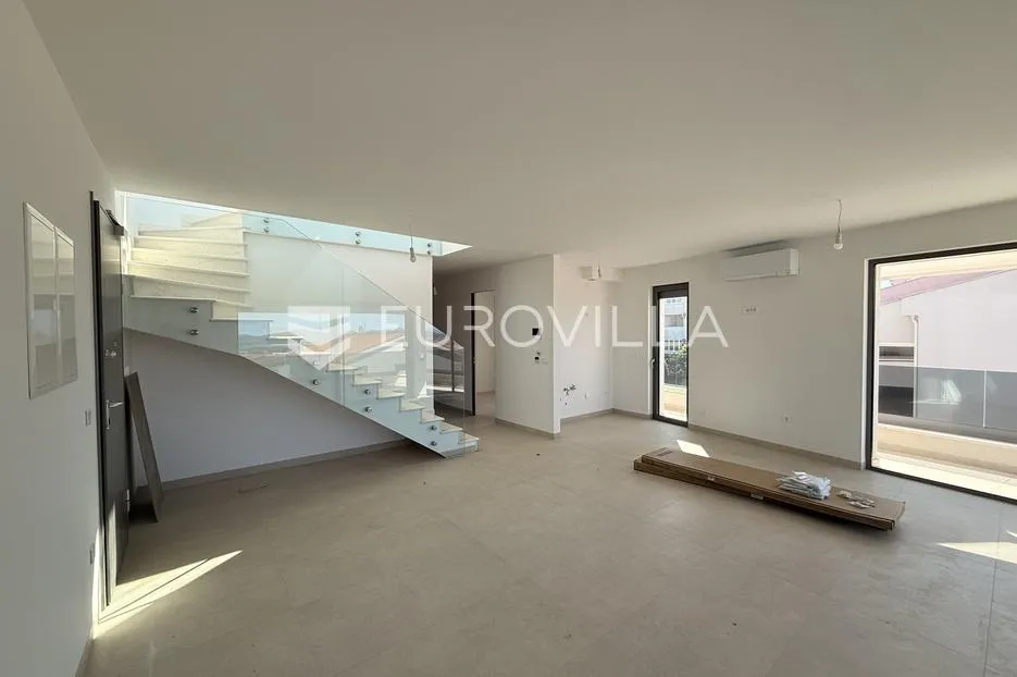 ekskluzivan trosoban stan u diklu, zadar, 136 m² s krovnom terasom i pogledom na more - slika 5