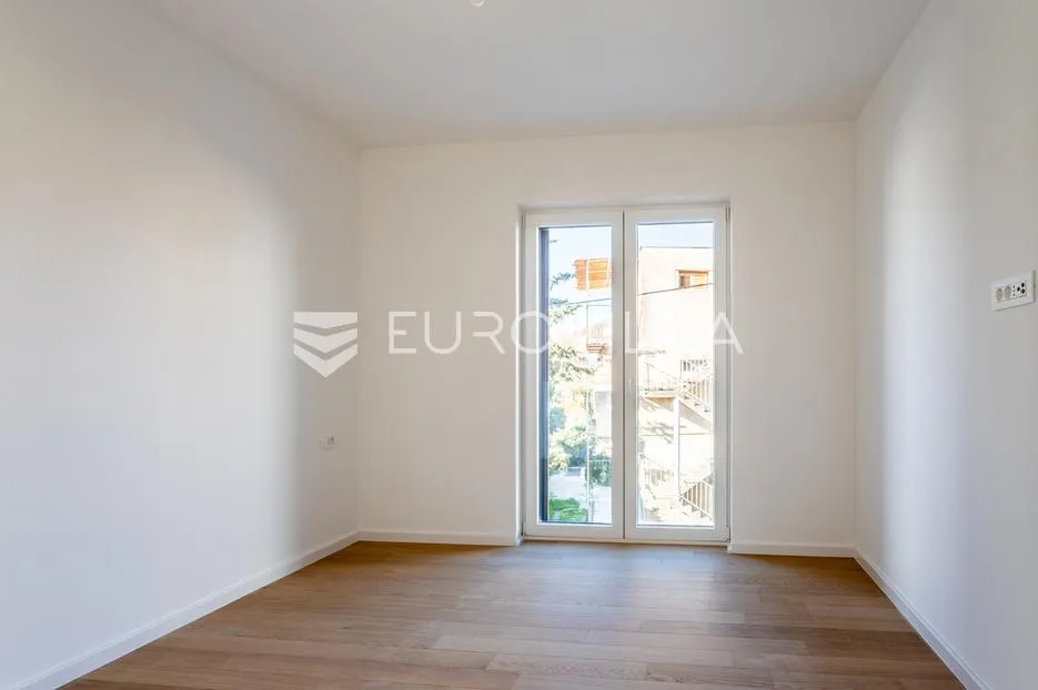 vodice, novogradnja, prostran stan u centru mjesta, 131,62 m² - slika 6