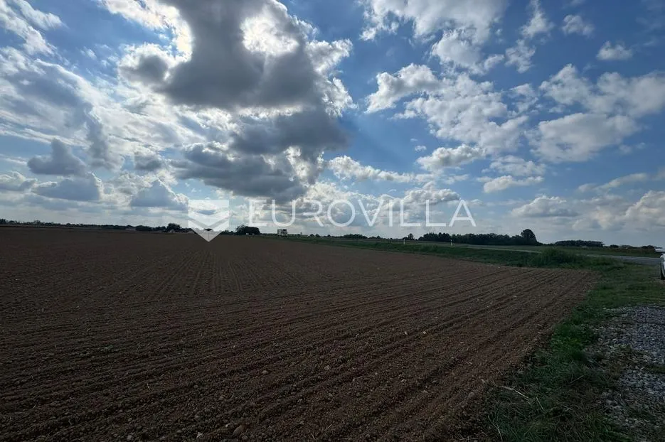 kuševac, atraktivno poljoprivredno zemljište uz cestu, 4 ha - slika 3