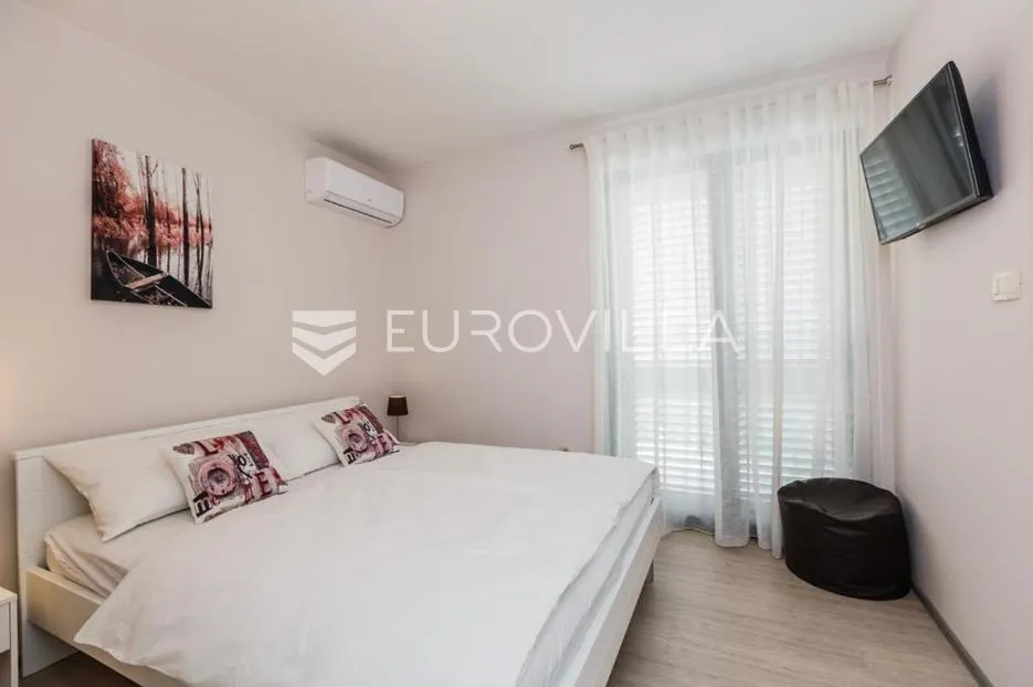 kaštel lukšić, vila s bazenom i pogledom na more - slika 10