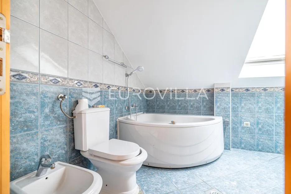 zagreb, podsused prekrasna obiteljska kuća 250 m² na parceli 4000 m² - slika 7
