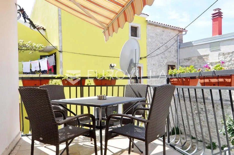 Istra, Premantura, vezana kuća s dva stana na odličnoj lokaciji, 90 m², uređeno - Premantura, Medulin