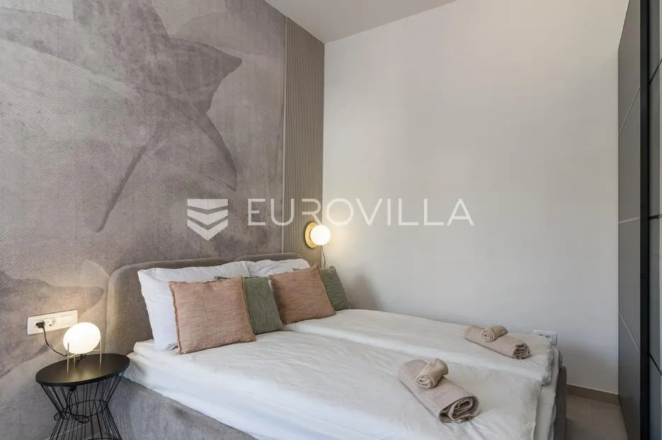 trogir, čiovo, luksuzan penthouse sa krovnom terasom i bazenom - slika 20