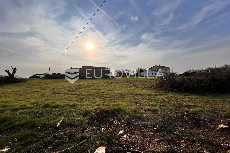Marčana, Loborika, građevinsko zemljište 500 m² na odličnoj lokaciji s putem - Loborika, Marčana