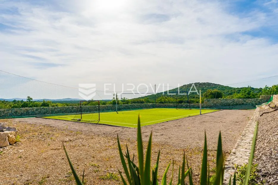 šibenik, martinska, prekrasna kamena vila s bazenom, vrtom i igralištem - slika 43