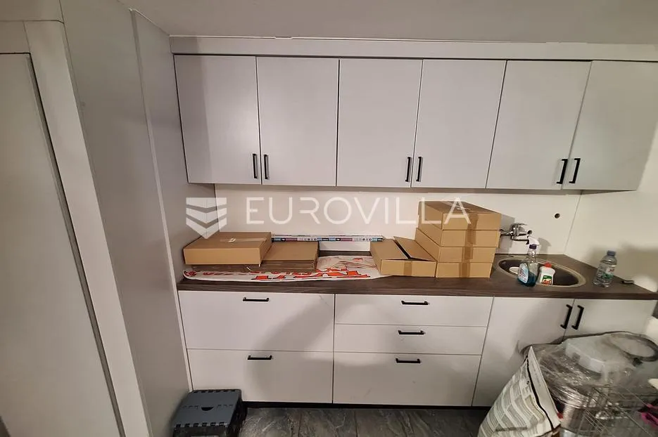 karlovac, luščić, kuća 345 m², novouređena, odlična lokacija - slika 13
