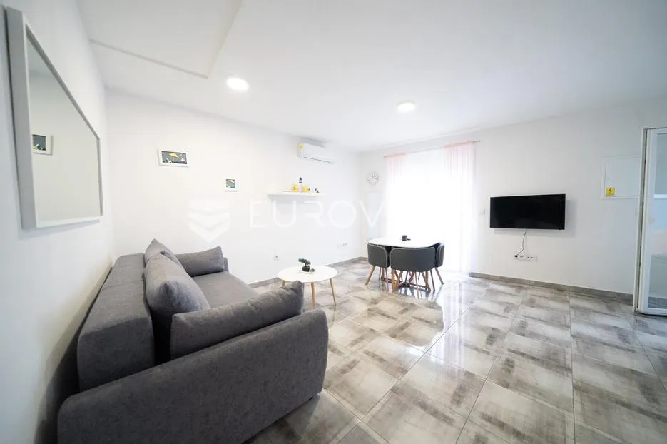 tisno, atraktivna višestambena nekretnina s tri funkcionalna stana i vrtom, površine 165,19 m² - slika 14