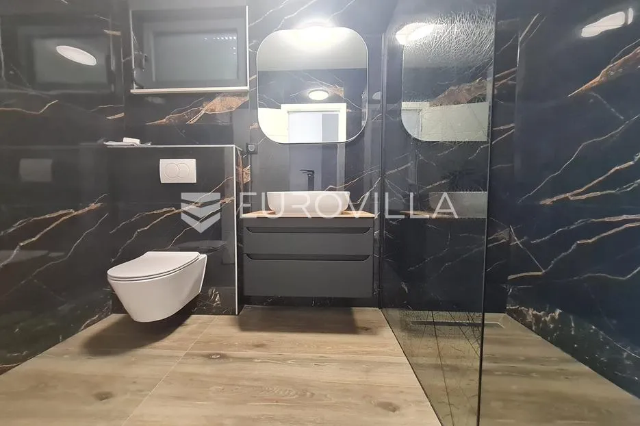 vir, luksuzan apartman s 3 spavaće sobe, prvi red do mora, centar otoka - slika 18