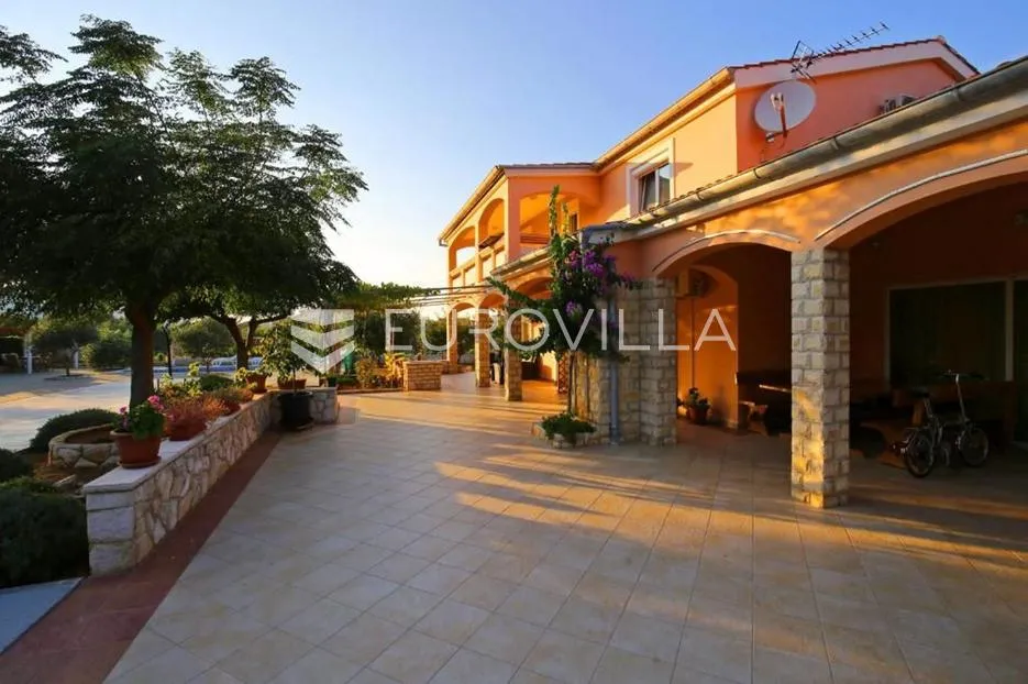 zadar, vir, samostojeća kuća, prekrasan vrt, mogućnost restorana u prizemlju, veliki potencijal - slika 14
