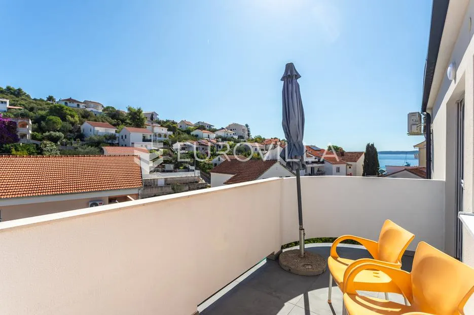 čiovo, okrug gornji, namještena kuća s četiri apartmana i prostranim dvorištem, treći red do mora - slika 11