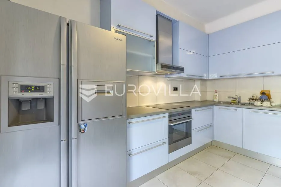 šalata prekrasna renovirana obiteljska vila 400 m² - slika 12