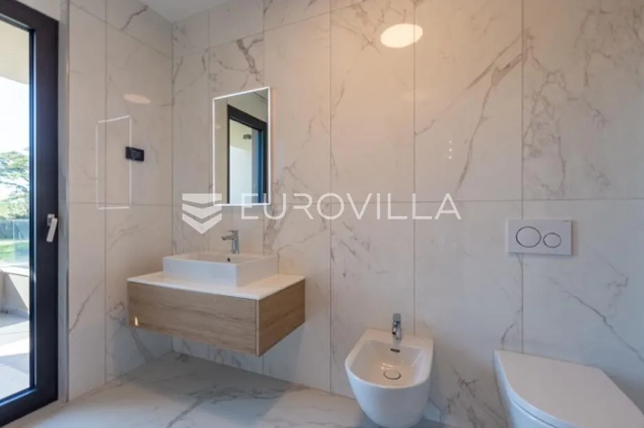 fažana, moderna vila 275 m² na velikoj besprijekornoj okućnici s grijanim bazenom - slika 33