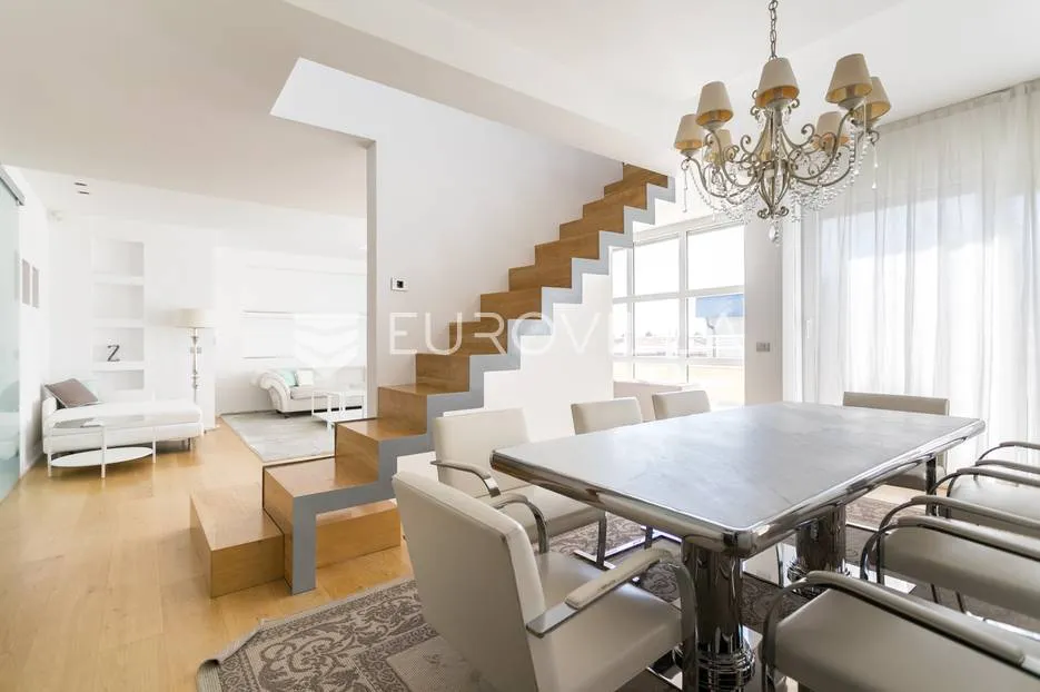 Pantovčak, Goljak prekrasan peterosoban penthouse NKP 277 m2 sa 2 garaže i 2 PM - Zagreb
