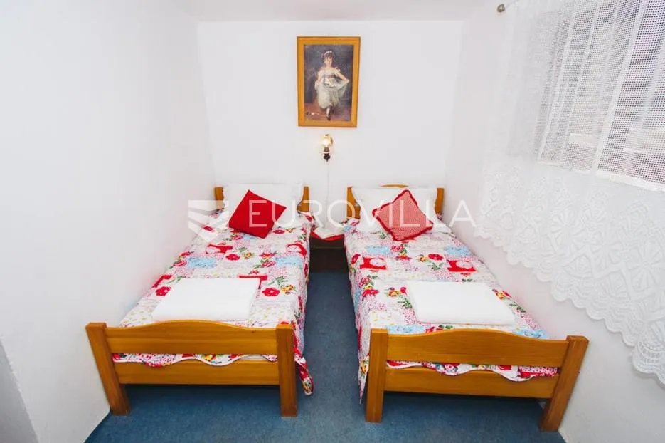 kaprije, prekrasna kuća s apartmanima, 180 m² - slika 26