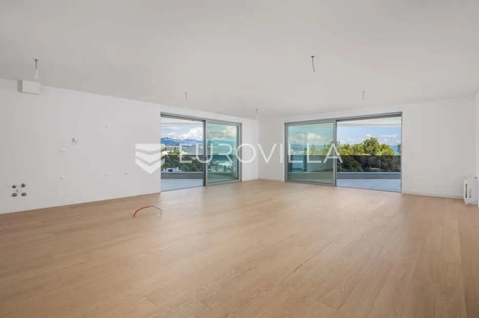 Opatija, centar, atraktivan četverosoban penthouse u novogradnji s pogledom na more NKP 246 m2