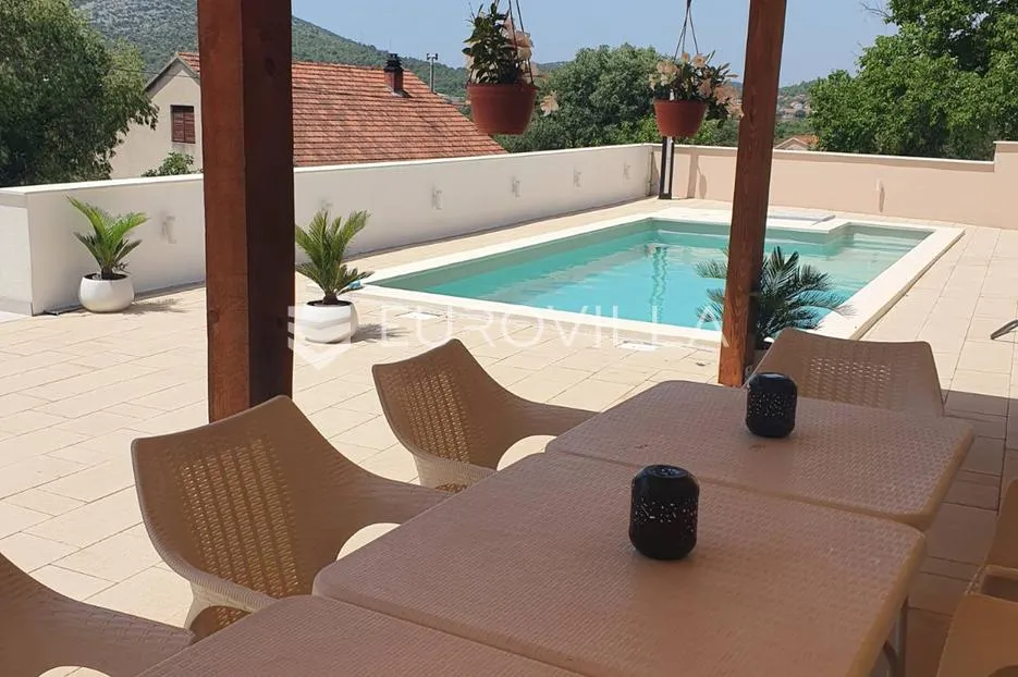 šibenik, okolica samostojeća kuća s 2 stana, dvorište s bazenom i vrtom - slika 6