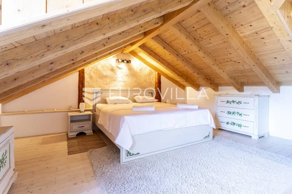 hvar, vrbanj, renovirana kamena kuća - slika 8