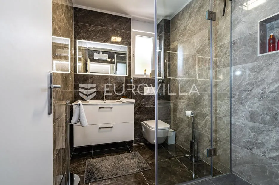 zadar, gornji karin, moderna kuća s bazenom i dva apartmana, 200 m od mora - slika 13