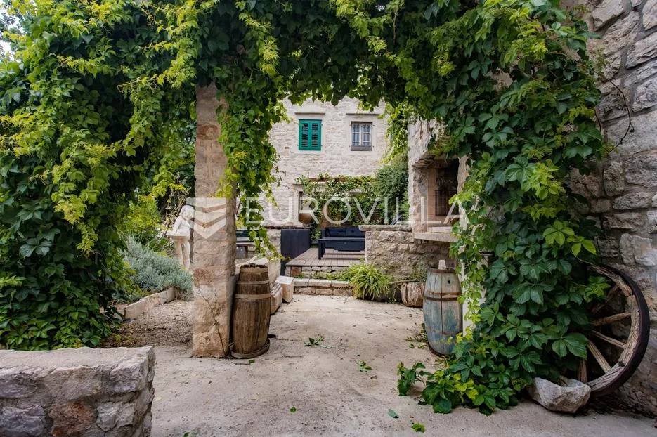 šibenik, stara gradska jezgra, povijesna palača iz 12. stoljeća - slika 49