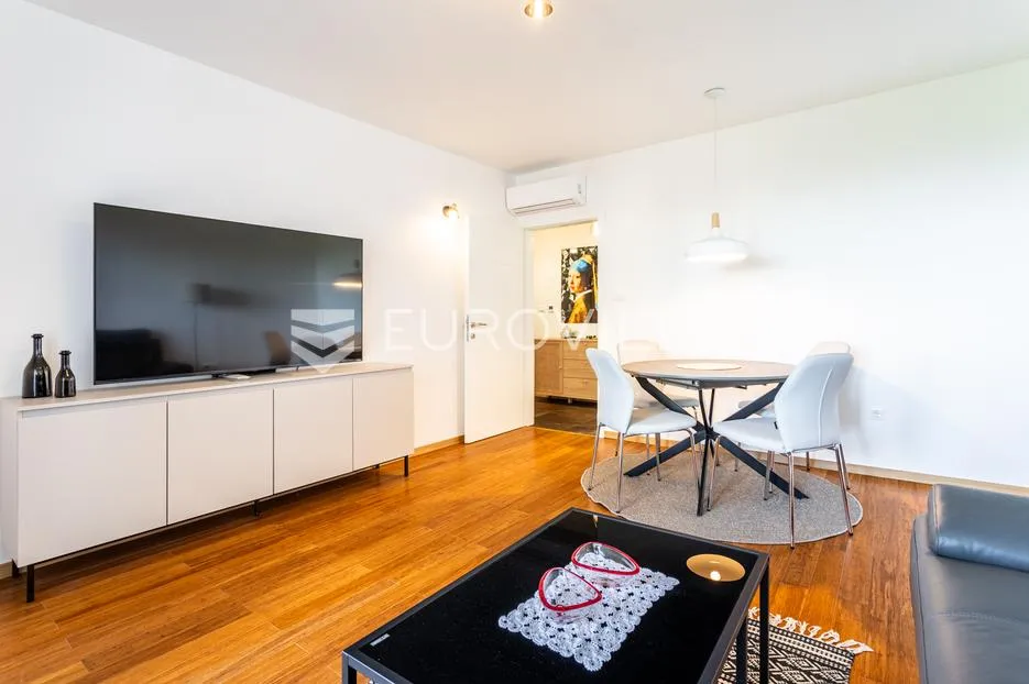 split, skalice, renoviran dvosoban stan 61 m², prvo useljenje, dugoročno - slika 3