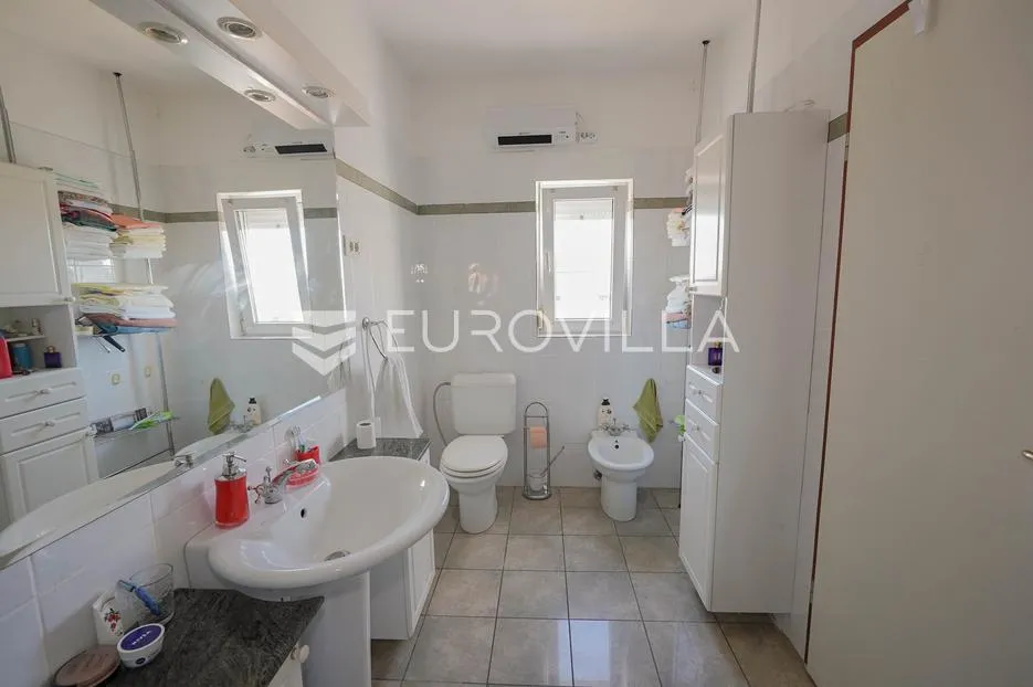 zadar, bokanjac, prostrana kuća površine 376 m² s velikim potencijalom - slika 44