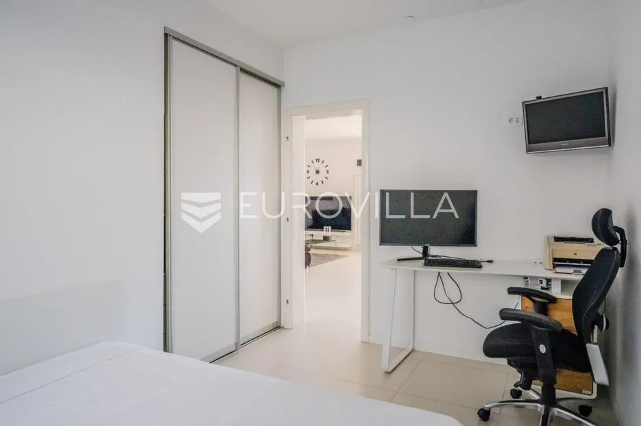 crikvenica, kuća s četiri apartmana, bazenom, uhodan turistički posao s pogledom na more - slika 8