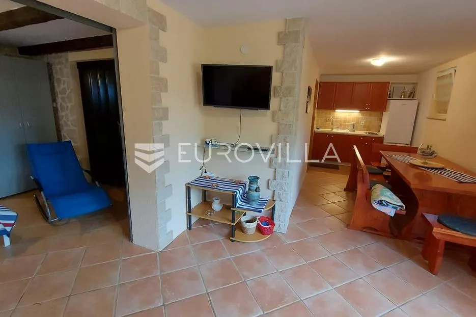 krk, omišalj,samostojeća kuća s 4 stana, vrtom, dvorištem i parkirnim mjestima - slika 32