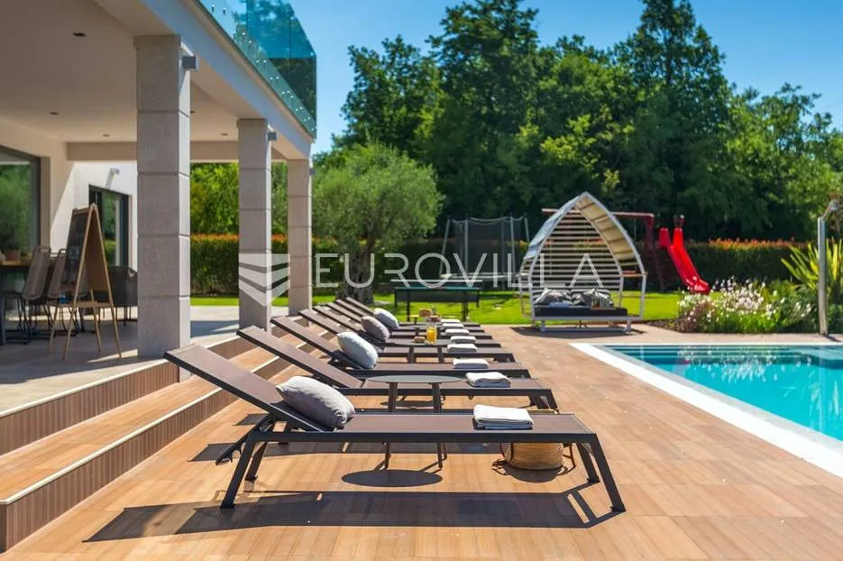višnjan, prekrasno raspoređena vila okružena zelenilom, nkp 242 m2, na velikoj uređenoj okućnici - slika 31