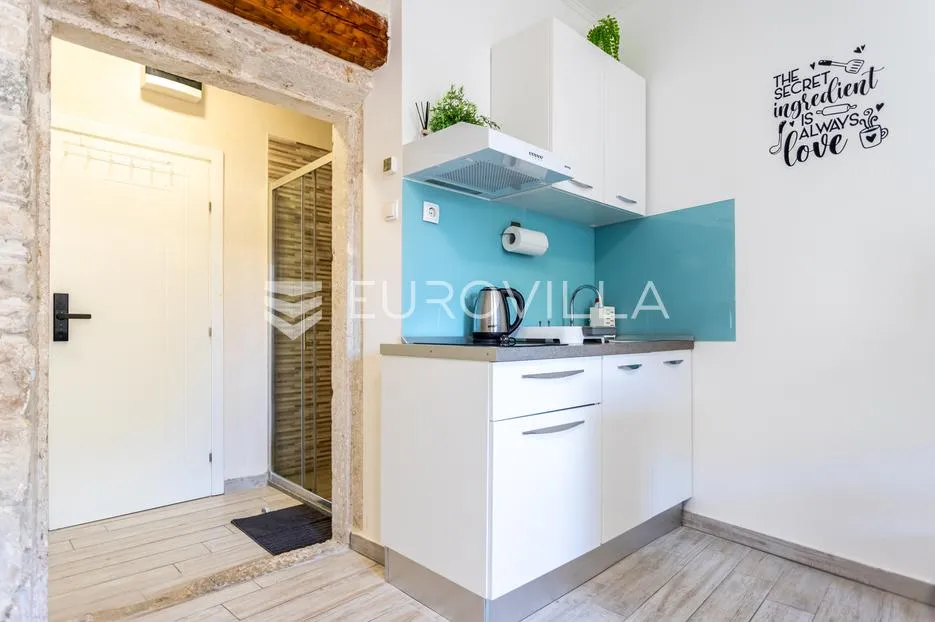 trogir, tri studio apartmana u centru grada - slika 10