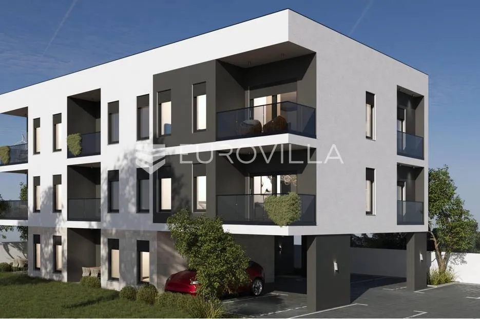 Pula, bliža okolica, moderno opremljen trosobni stan u prizemlju s 96.66 m² vrta, 64.55 m²