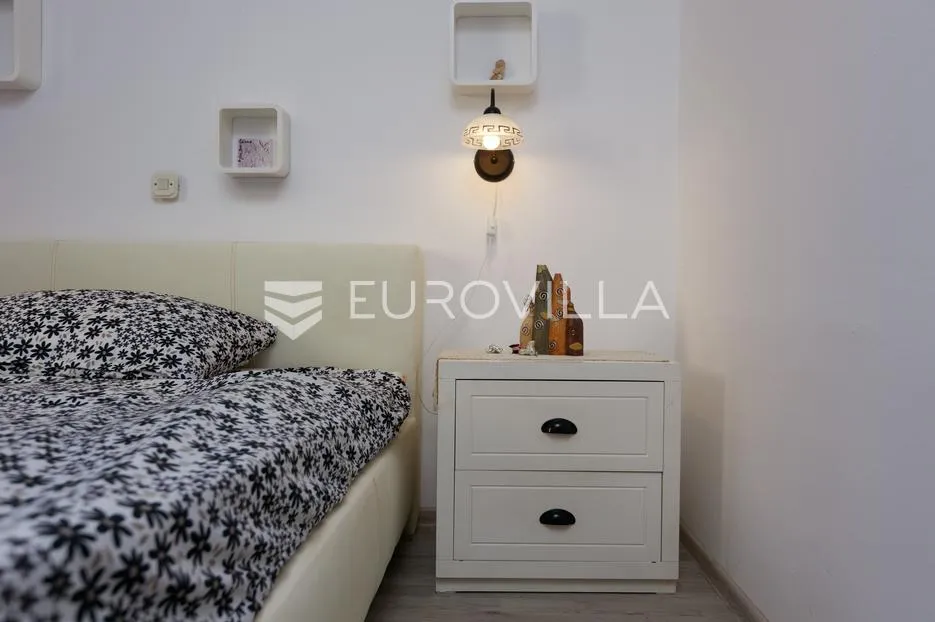 krk, malinska, trosoban stan 72 m² s privatnom okućnicom od 96 m² i parkingom - slika 11