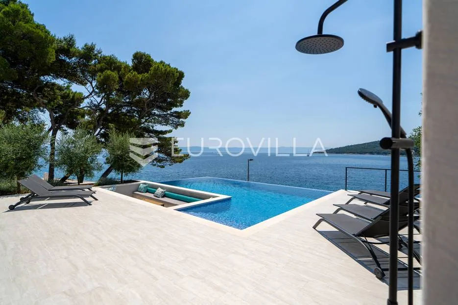 Brač, vila na prekrasnoj poziciji 1. red uz more - Sumartin