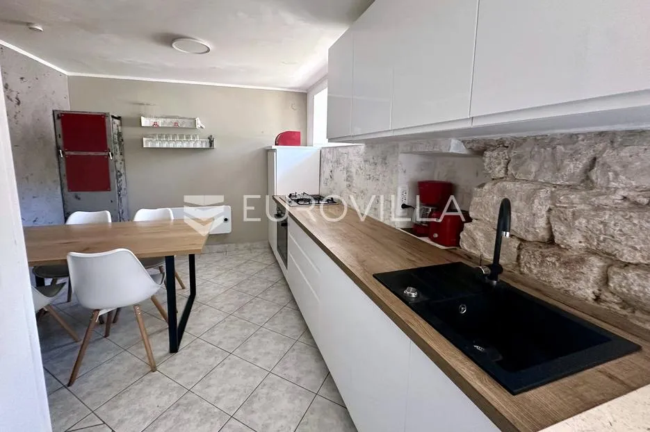 prvić luka, djelomično renovirana kamena kuća, prvi red do mora, 298 m² - slika 12