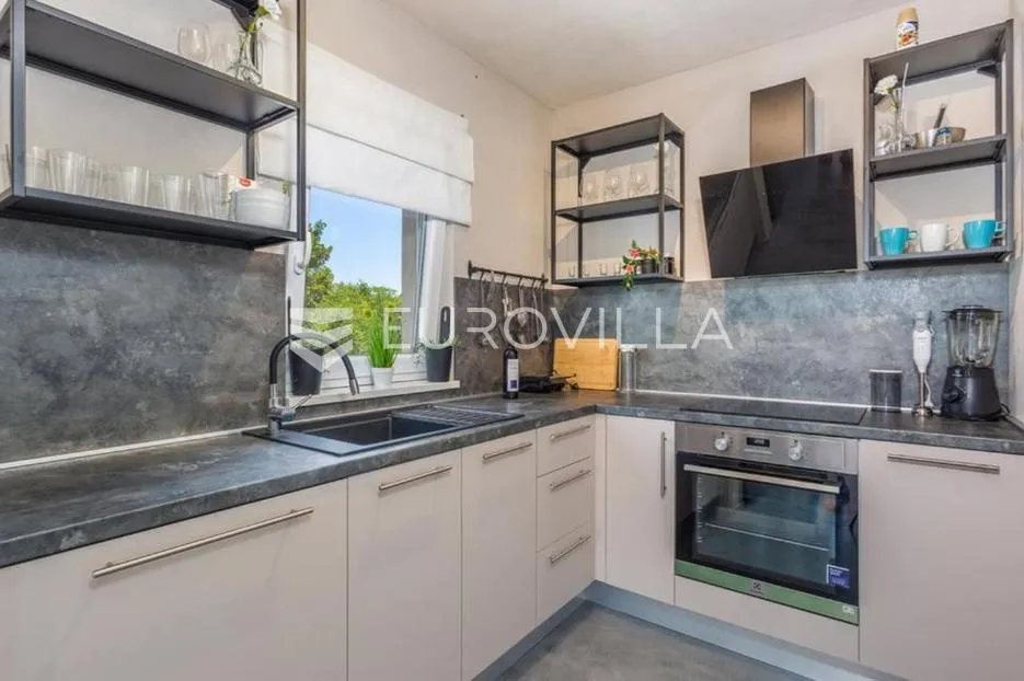 krk, dobrinj, moderna dvojna kuća s bazenom i saunom 107 m², okućnica 315 m² - slika 13