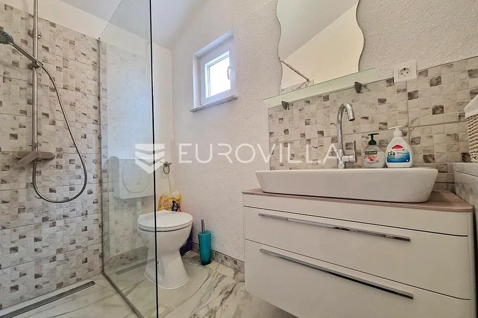 vir, apartman s prostranom terasom i dvije spavaće sobe na odličnoj lokaciji - slika 19
