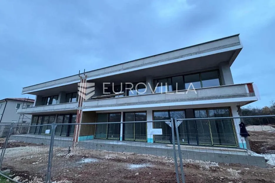 rovinj, okolica, prostrani stan u modernoj novogradnji s dva parkirna mjesta - slika 2