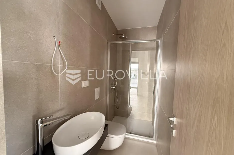 zadar, diklo, luksuzan trosoban stan 124,27 m² na super lokaciji s vrtom - slika 10