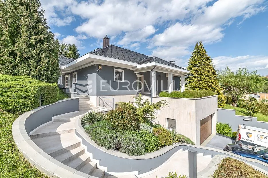 Zagreb, Jelekovići, prekrasna vila NKP 303,5 m2 na parceli 1786 m2 - Markuševec