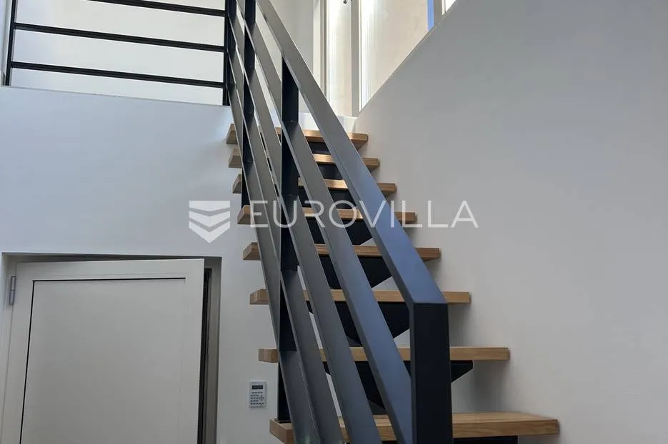 poreč, moderan četverosobni stan od 163 m2 s velikom krovnom terasom - slika 9