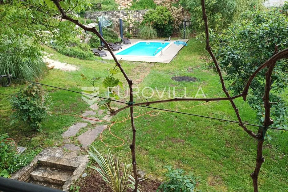 istra, višnjan, dugoročni najam kuće s dvije spavaće sobe, bazenom i velikom okućnicom - slika 31