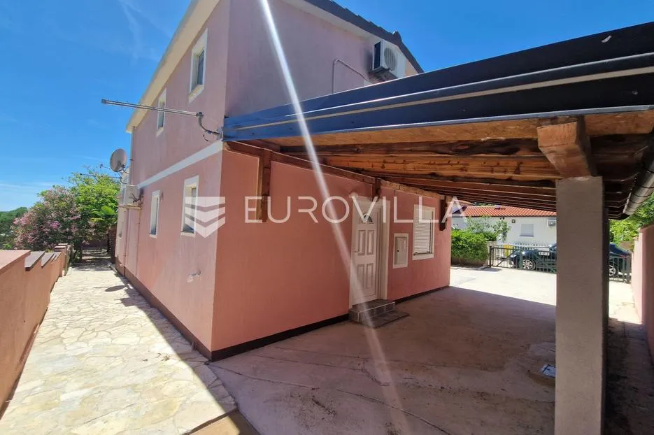 vir, samostojeća kuća s dva apartmana, pogledom na more i velikom okućnicom - slika 18