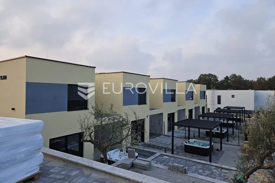 Istra, Poreč, elegantna kuća u nizu s vrtom, jacuzzijem i saunom