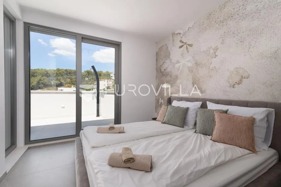 trogir, čiovo, luksuzan penthouse sa krovnom terasom i bazenom - slika 36