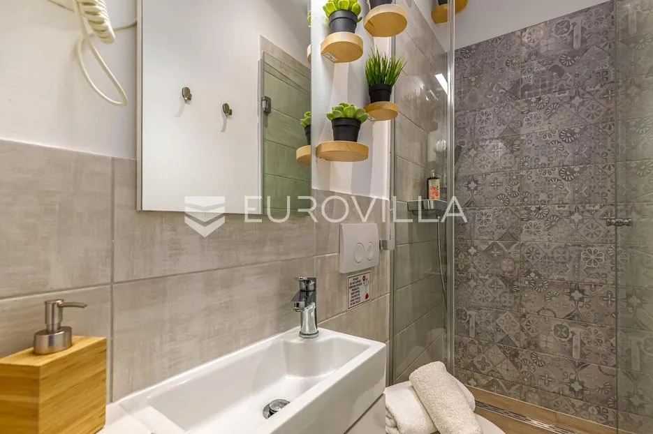 rijeka, centar, novouređen luksuzan stan nkp 98 m2 s tri apartmana - slika 12