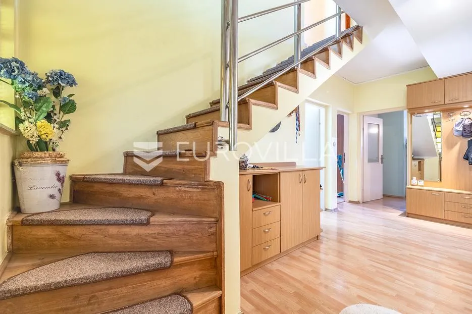 zagreb, blato, dvije kuće na parceli od 3.300 m², velika okućnica, gospodarska namjena - slika 6
