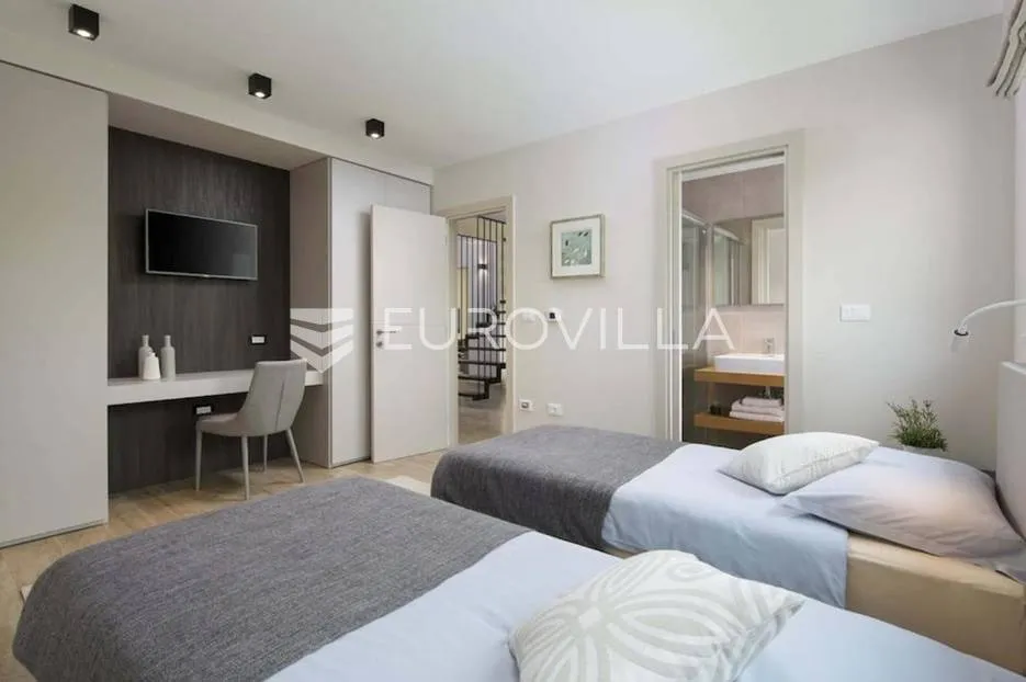 višnjan, prekrasno raspoređena vila okružena zelenilom, nkp 242 m2, na velikoj uređenoj okućnici - slika 24
