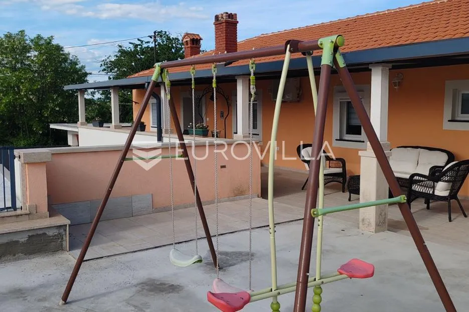 istra, tinjan, samostojeća kuća s bazenom i okućnicom 350m2 - slika 22